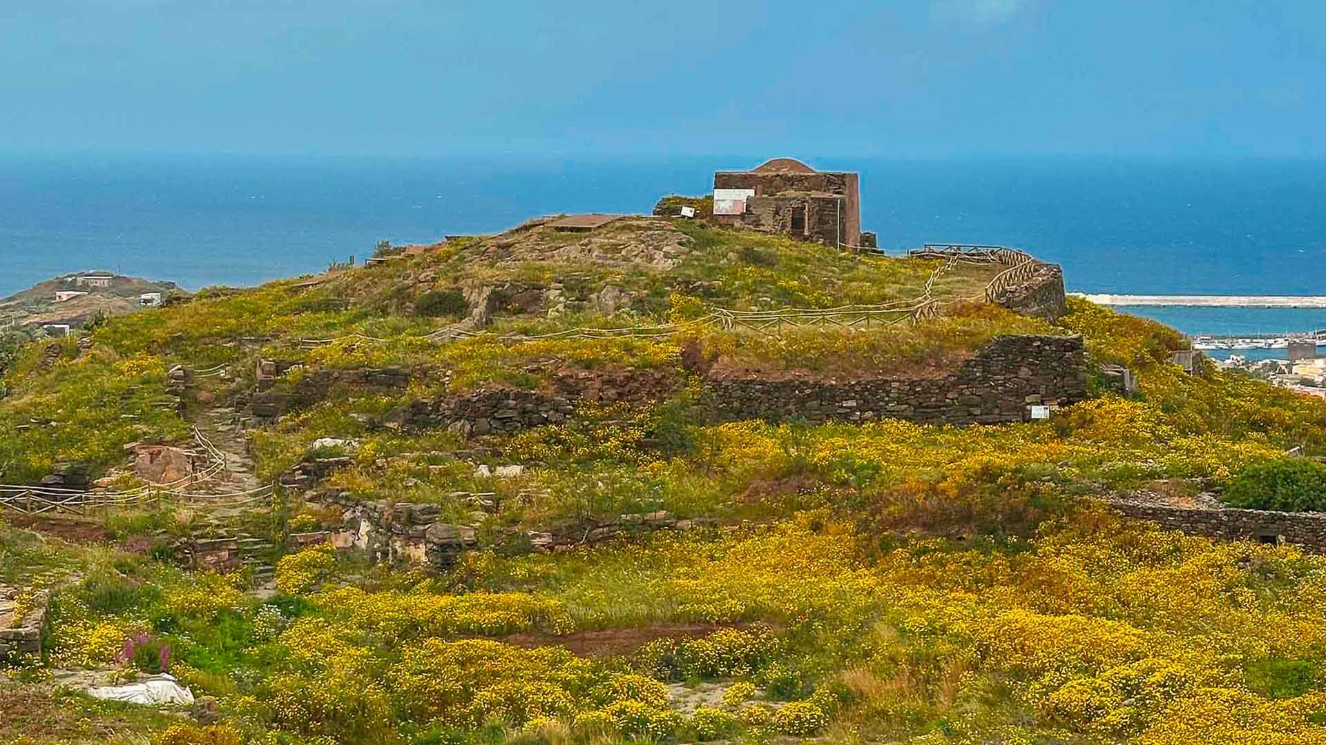 L'Acropoli di San Marco a Pantelleria, un sito storico con rovine sulla cima di una collina con vista panoramica.