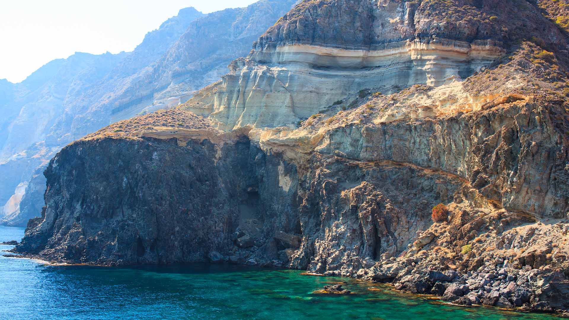 Imponenti scogliere stratificate di Balata dei Turchi a Pantelleria che si tuffano nel mare turchese e cristallino.